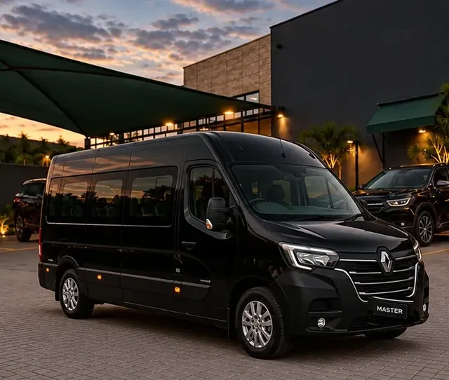 Van Renault Master preta estacionada diante de uma fachada.